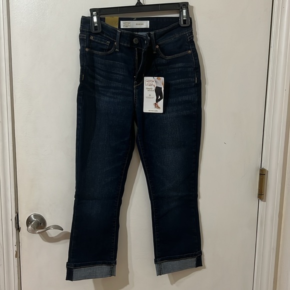 Signature by Levi Strauss & Co. Women's and Mid Rise Capri Jeans Size: 2 W26 - Picture 4 of 8